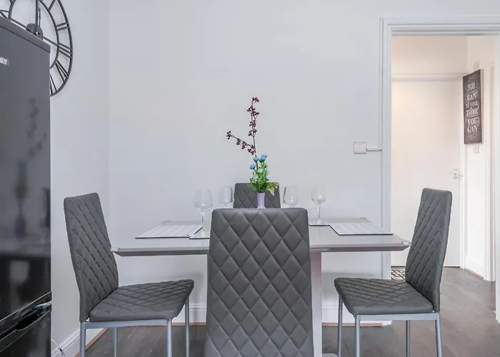 Modern Family Home W/Wi-Fi, Netflix, Self Check-In